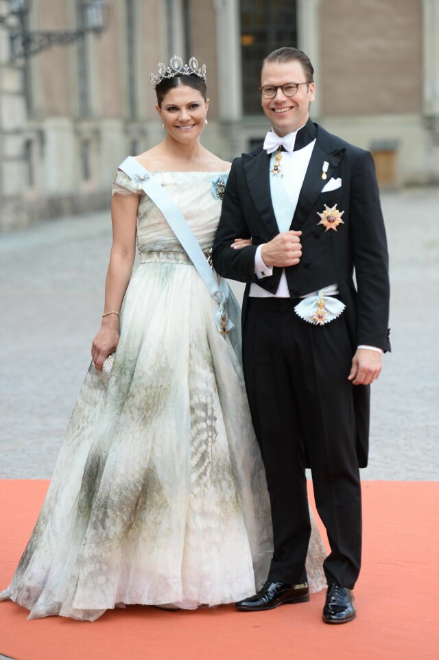 BILLIG-KJOLE: Kronprinsesse Victoria gikk for en kjole fra Hennes & Mauritz' conscious collection under bryllupet til Carl Philip og Sofia i fjor. Her med ektemannen prins Daniel på vei inn i kirken. Foto: TT NYHETSBYRÅN BILLIG-KJOLE: Kronprinsesse Victoria gikk for en kjole fra Hennes & Mauritz' conscious collection under bryllupet til Carl Philip og Sofia i fjor. Her med ektemannen prins Daniel på vei inn i kirken. Foto: TT NYHETSBYRÅN